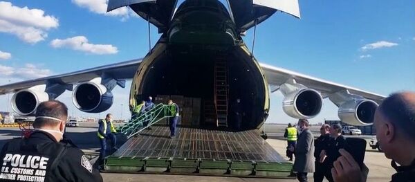 Lėktuvas iš Rusijos atskrido į Niujorką su medicinos įranga Lėktuvas iš Rusijos atskrido į Niujorką su medicinos įranga - Sputnik Lietuva