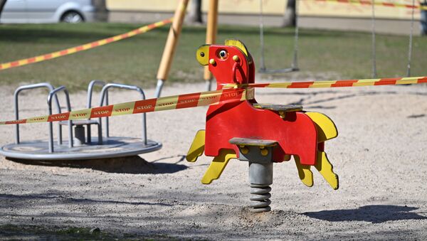 Детская площадка в Вильнюсе, закрытая на карантин - Sputnik Литва