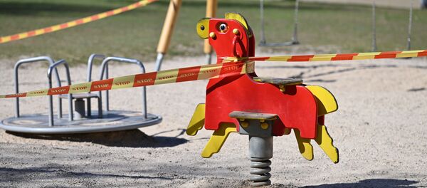 Детская площадка в Вильнюсе, закрытая на карантин - Sputnik Литва