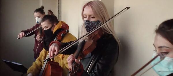 Lietuvių muzikinė grupė 4Strings atliko Rockabye (Clean Bandit) karantino sąlygomis Lietuvių muzikinė grupė 4Strings atliko Rockabye (Clean Bandit) karantino sąlygomis - Sputnik Lietuva