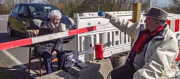 Koronavirusas nesutrukdė šiai porai susitikinėti kasdien Koronavirusas nesutrukdė šiai porai susitikinėti kasdien - Sputnik Lietuva