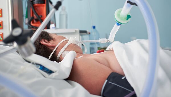 Пациент с искусственной вентиляцией легких из-за пневмонии от коронавируса в палате интенсивной терапии - Sputnik Литва
