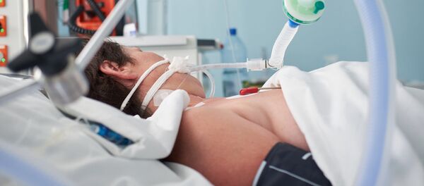 Пациент с искусственной вентиляцией легких из-за пневмонии от коронавируса в палате интенсивной терапии Пациент с искусственной вентиляцией легких из-за пневмонии от коронавируса в палате интенсивной терапии - Sputnik Lietuva