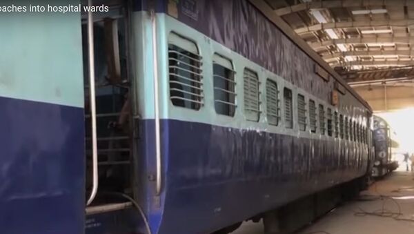 Indija pradėjo traukinių vagonuose įrengti ligonines - Sputnik Lietuva