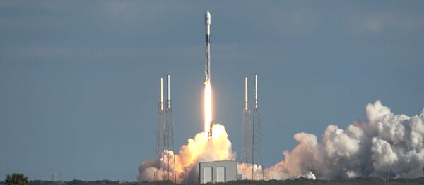 Bandymas užkariauti kosmosą: Trampas pasirašė dekretą dėl JAV teisės išgauti išteklius Mėnulyje Bandymas užkariauti kosmosą: Trampas pasirašė dekretą dėl JAV teisės išgauti išteklius Mėnulyje - Sputnik Lietuva