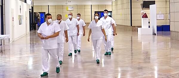 Работа российских военных врачей и медсестер в полевом госпитале Бергамо Работа российских военных врачей и медсестер в полевом госпитале Бергамо - Sputnik Литва