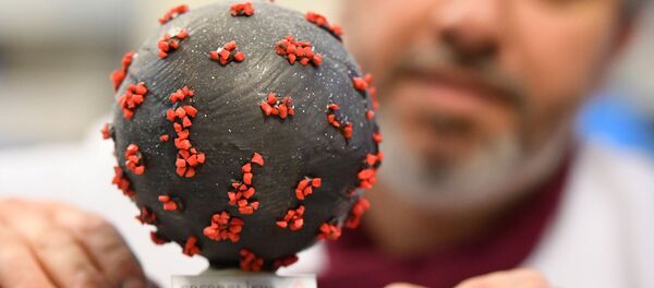 Французский кондитер демонстрирует шоколадное яйцо в форме коронавируса Французский кондитер демонстрирует шоколадное яйцо в форме коронавируса - Sputnik Lietuva