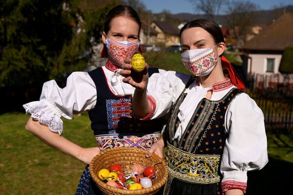 Словацкие девушки с пасхальными яйцами - Sputnik Литва