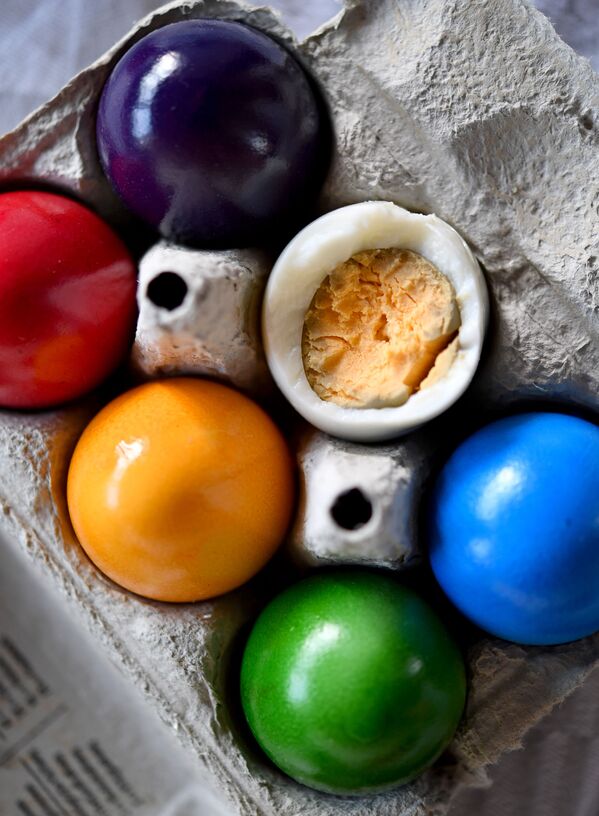Крашеные пасхальные яйца в коробке - Sputnik Lietuva