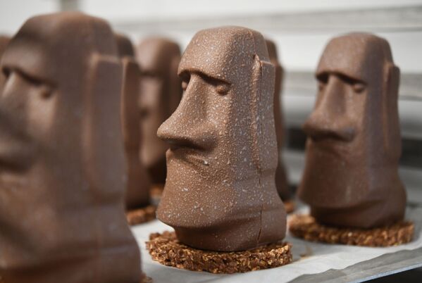 Моаи с острова Пасхи, сделанные из шоколада в одной из французских кондитерских - Sputnik Литва