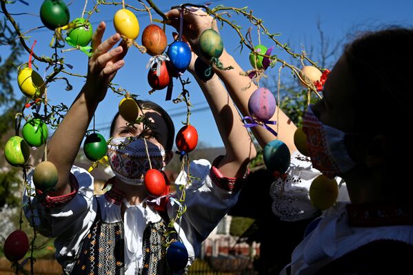 Словацкие девушки украшают дерево пасхальными яйцами - Sputnik Lietuva