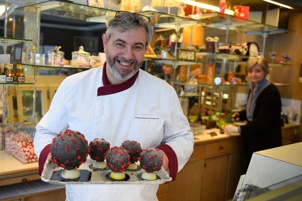 Французский кондитер демонстрирует шоколадные яйца в форме коронавируса - Sputnik Lietuva