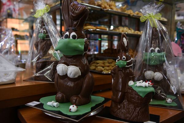 Продажа шоколадных пасхальных зайцев в греческой кондитерской - Sputnik Литва