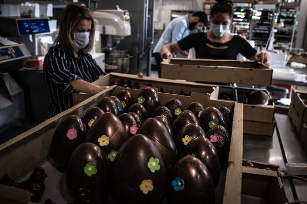 Упаковка пасхальных шоколадных яиц на фабрике во Франции - Sputnik Lietuva