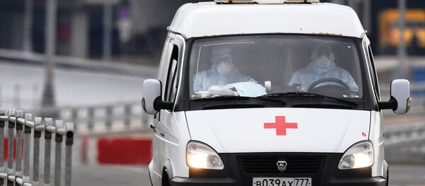 Машина скорой медицинской помощи возле больницы в Коммунарке - Sputnik Литва