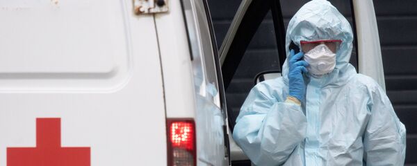Врач скорой медицинской помощи возле больницы для пациентов с подозрением на коронавирус в Коммунарке Врач скорой медицинской помощи возле больницы для пациентов с подозрением на коронавирус в Коммунарке - Sputnik Литва