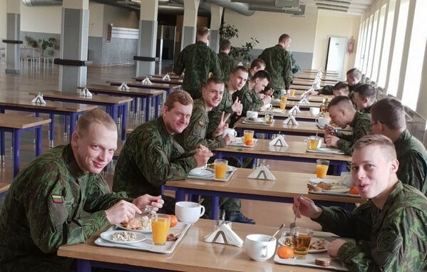 Литовские военнослужащие соблюдают социальную дистанцию при коронавирусе - Sputnik Lietuva