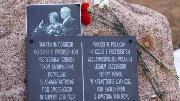 Мемориальная табличка на памятном камне, установленном на месте крушения польского самолета Ту-154 10 апреля 2010 года - Sputnik Литва