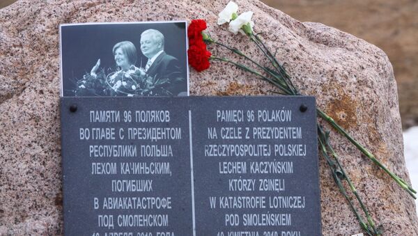 Мемориальная табличка на памятном камне, установленном на месте крушения польского самолета Ту-154 10 апреля 2010 года - Sputnik Lietuva