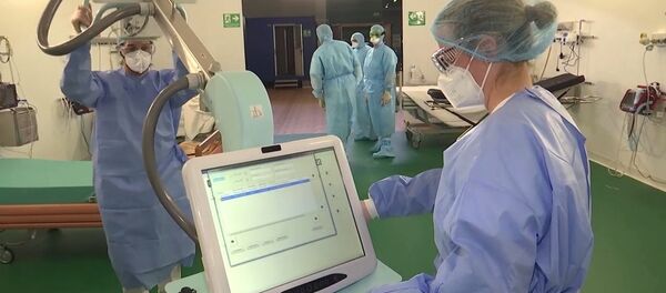 Rusijos karo gydytojai dirba lauko ligoninėje, Bergamo mieste - Sputnik Lietuva