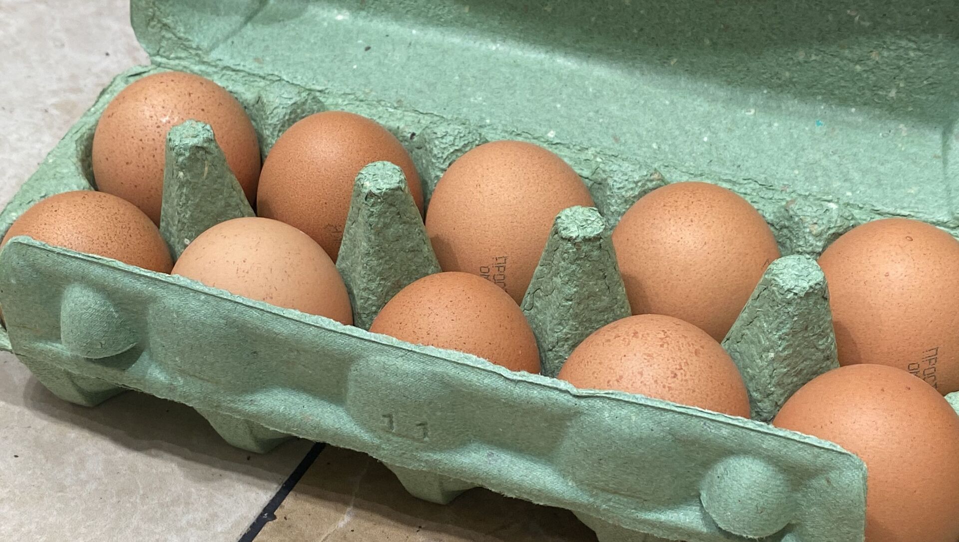 Где найти яйца в новом обновлении. Яйца Украина. Страна яиц. Куриные яйца странной формы. Американские яйца на Украине.