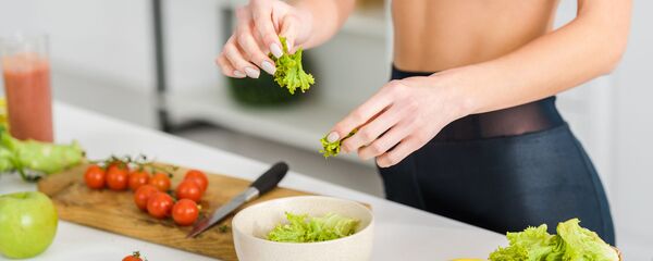 Девушка готовит салат Девушка готовит салат - Sputnik Lietuva