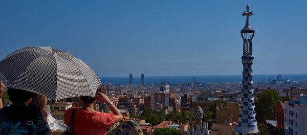 Туристы в парке Гуэля, созданного архитектором Антонио Гауди в верхней части Барселоны - Sputnik Lietuva