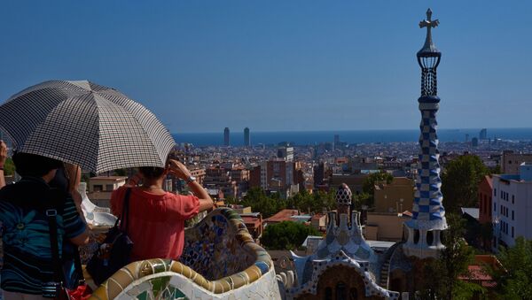 Туристы в парке Гуэля, созданного архитектором Антонио Гауди в верхней части Барселоны - Sputnik Lietuva