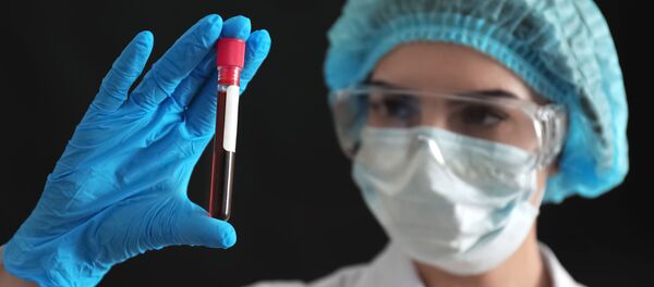 Медицинский работник с образцом крови - Sputnik Литва