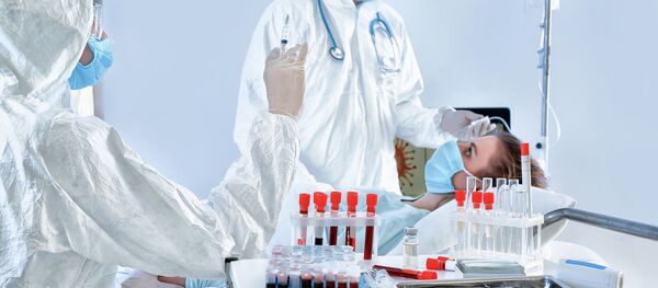 Медики работают с пациентом в изоляторе - Sputnik Литва