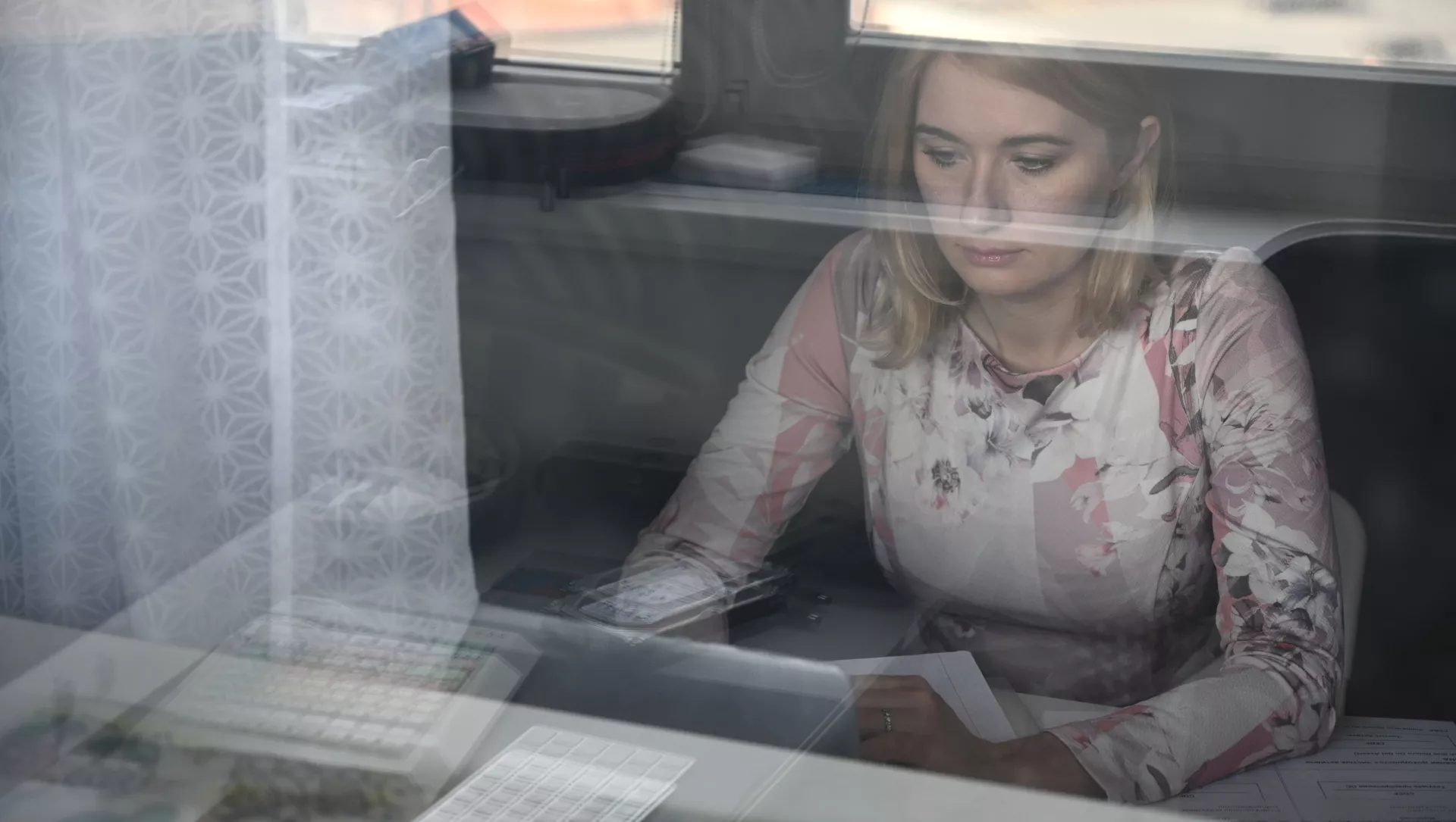 Женщина на удаленной работе у себя дома в Ростове-на-Дону