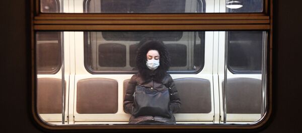 Девушка в вагоне московского метрополитена во время карантина Девушка в вагоне московского метрополитена во время карантина - Sputnik Lietuva
