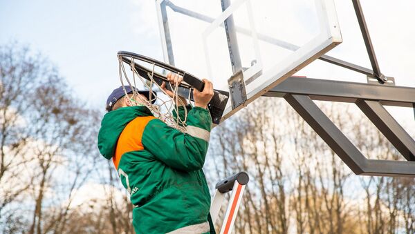 Демонтаж баскетбольного кольца в Каунасе, 10 апреля 2020 года - Sputnik Литва