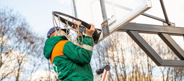 Демонтаж баскетбольного кольца в Каунасе, 10 апреля 2020 года Демонтаж баскетбольного кольца в Каунасе, 10 апреля 2020 года - Sputnik Lietuva