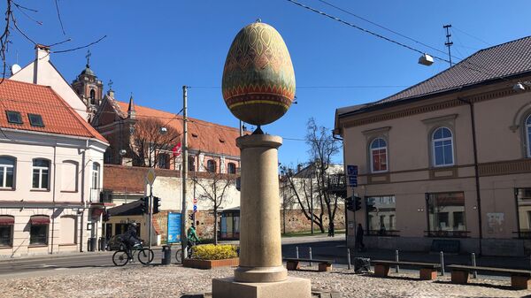 Пасхальное яйцо в Вильнюсе на улице Раугиклос - Sputnik Литва