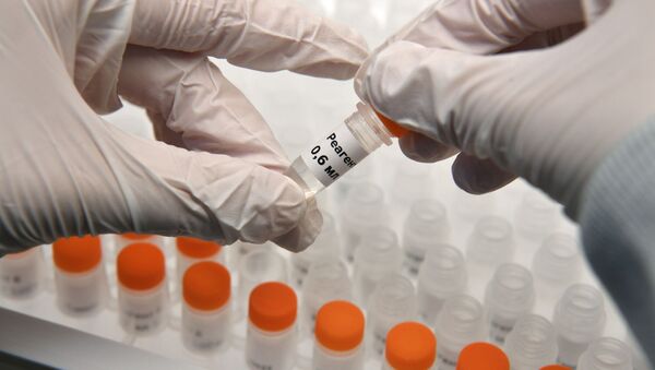 Колбы с реагентами для экспресс-тестов на коронавирус в лаборатории в технопарке Сколково - Sputnik Lietuva