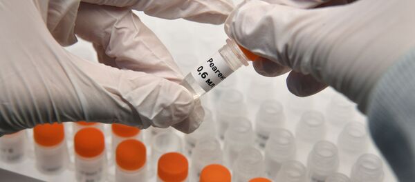 Колбы с реагентами для экспресс-тестов на коронавирус в лаборатории в технопарке Сколково Колбы с реагентами для экспресс-тестов на коронавирус в лаборатории в технопарке Сколково - Sputnik Литва