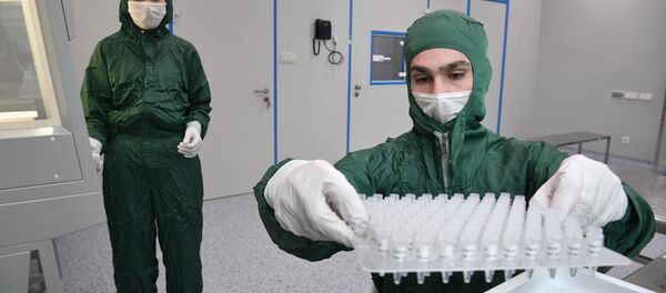 Сотрудники в лаборатории по производству реагентов для экспресс-тестов на коронавирус Сотрудники в лаборатории по производству реагентов для экспресс-тестов на коронавирус - Sputnik Lietuva
