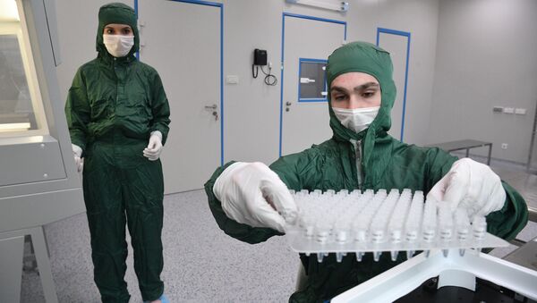 Сотрудники в лаборатории по производству реагентов для экспресс-тестов на коронавирус - Sputnik Lietuva