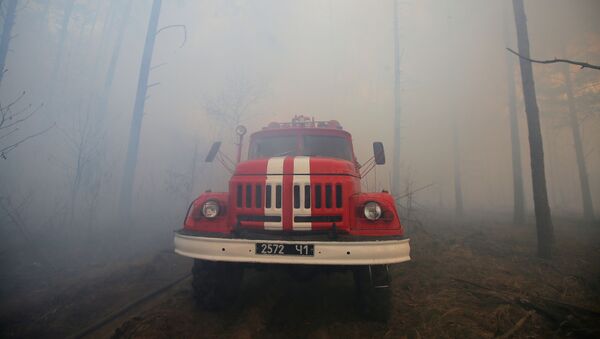 Пожарный автомобиль во время тушения огня в зоне отчуждения Чернобыльской АЭС - Sputnik Lietuva