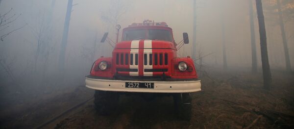 Пожарный автомобиль во время тушения огня в зоне отчуждения Чернобыльской АЭС Пожарный автомобиль во время тушения огня в зоне отчуждения Чернобыльской АЭС - Sputnik Lietuva