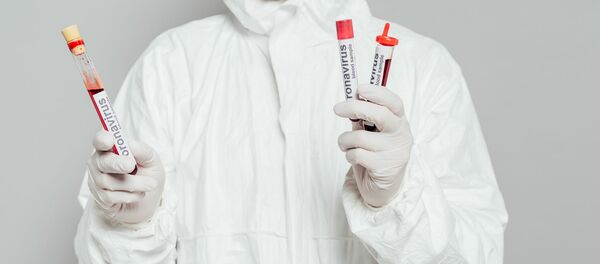 Врач с образцами крови с коронавирусом - Sputnik Литва