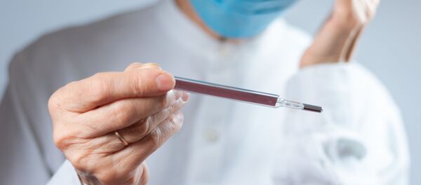 Врач с градусником и марлевой повязкой - Sputnik Lietuva