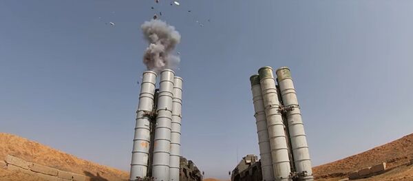 Kaip S-400 atremia masinį smūgį iš oro Kaip S-400 atremia masinį smūgį iš oro - Sputnik Lietuva
