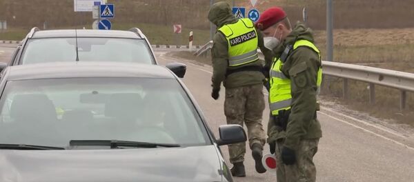 Lietuvos karo policija padeda užtikrinti karantino laikymąsi Lietuvos karo policija padeda užtikrinti karantino laikymąsi - Sputnik Lietuva