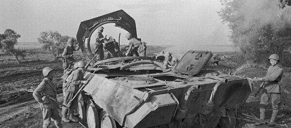 Советские воины стоят рядом с немецкой самоходной пушкой Пантера, уничтоженной советской артиллерией под Прохоровкой. Курская дуга. - Sputnik Литва
