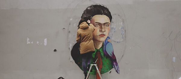 Художница рисует картину Фриды Художница рисует картину Фриды - Sputnik Lietuva