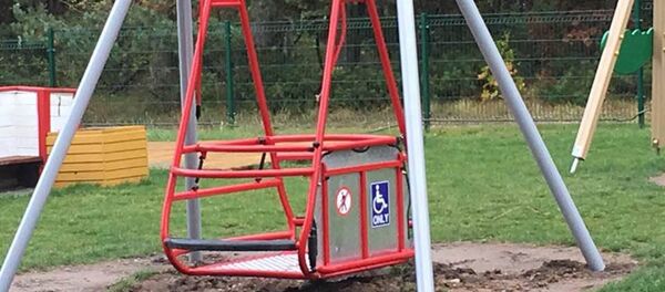 Качели для детей с ограниченными возможностями в Паланге - Sputnik Литва