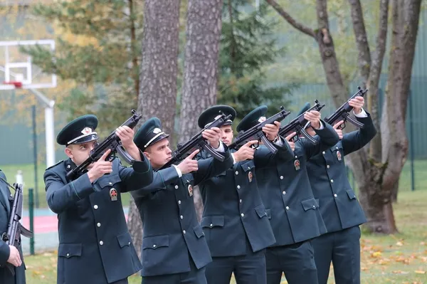 Пограничники простились со служебной собакой Рамзисом Пограничники простились со служебной собакой Рамзисом - Sputnik Литва