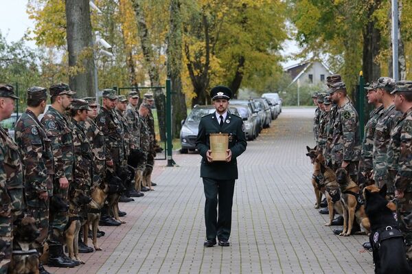 Пограничники простились со служебной собакой Рамзисом Пограничники простились со служебной собакой Рамзисом - Sputnik Литва